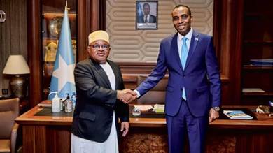 رئيس الحكومة الصومالية مجتمعاً مع المبعوث الخاص للاتحاد الأفريقي بالعاصمة مقديشو